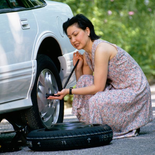 Cómo cambiar una llanta ponchada
