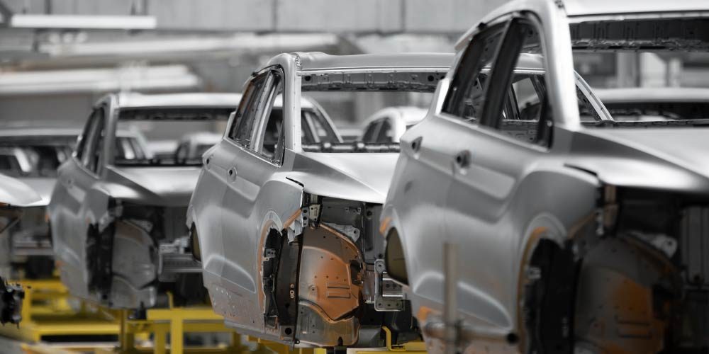 Escasez de autos y refacciones